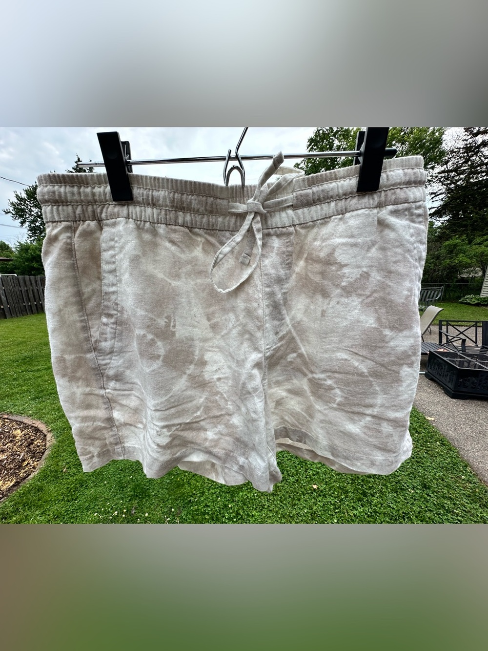 Old Navy Tie-Waist Linen-Blend Shorts in Cream